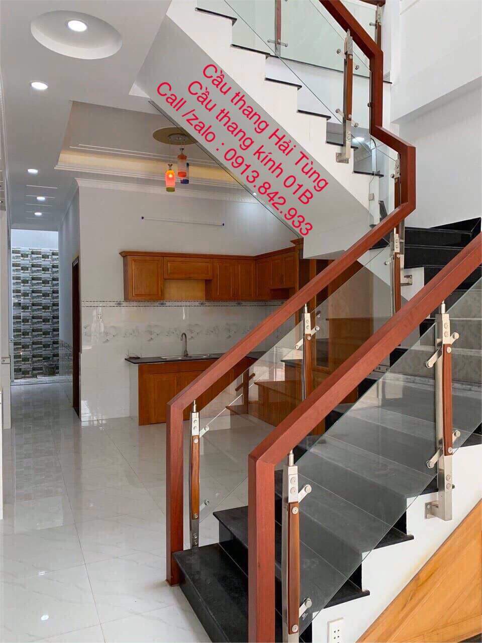 Cầu thang kính chân cao