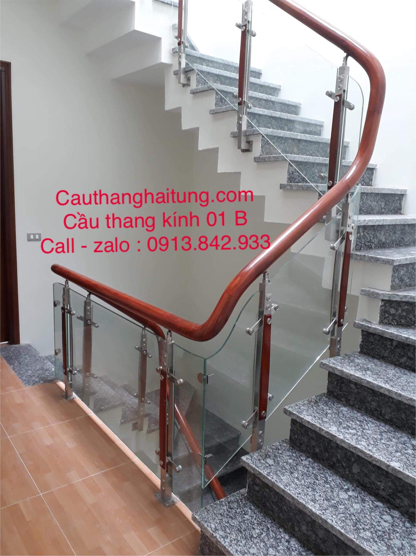 Cầu thang kính chân inox ốp hai má gỗ