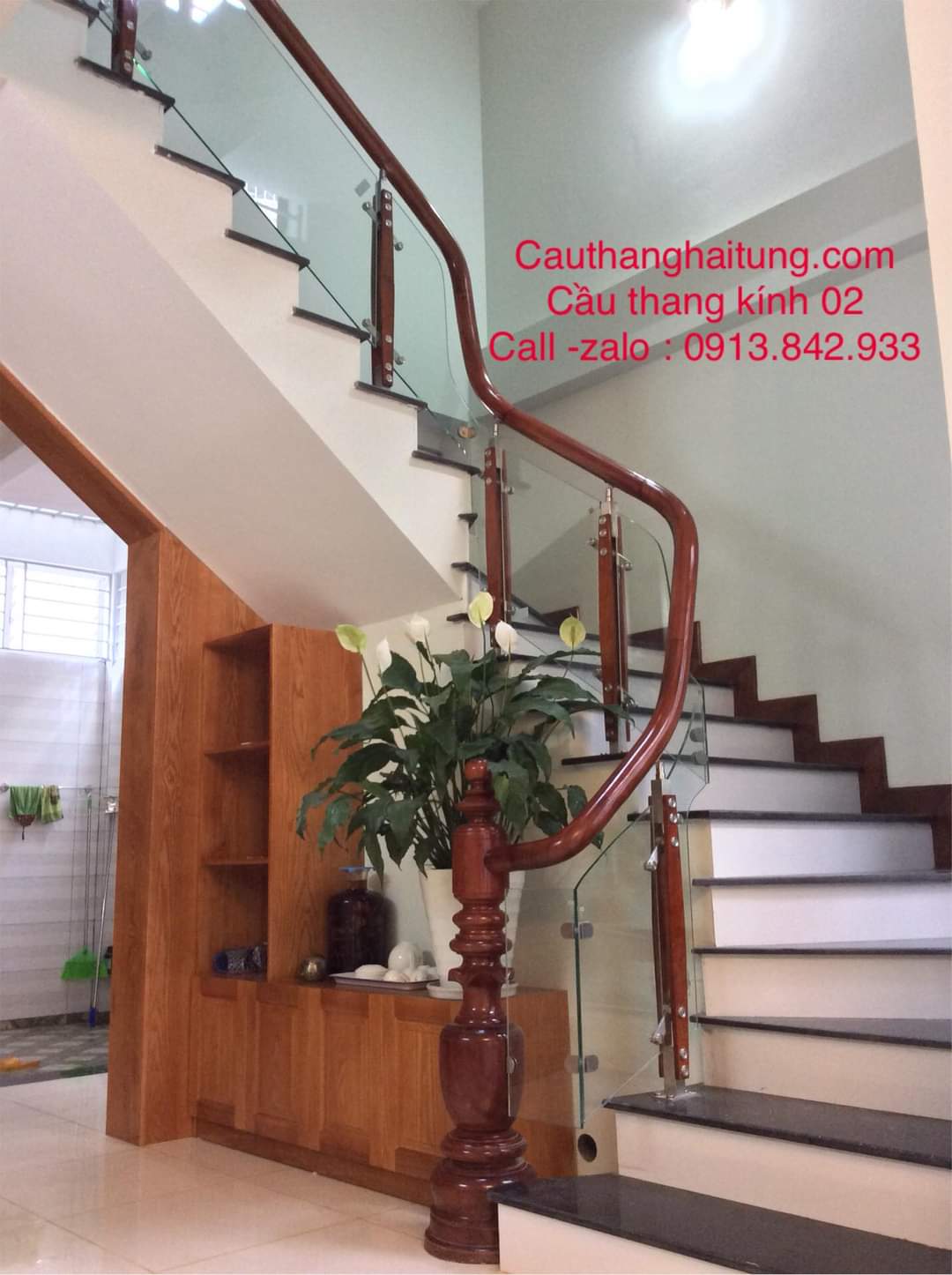 Cầu thang kính chân gỗ