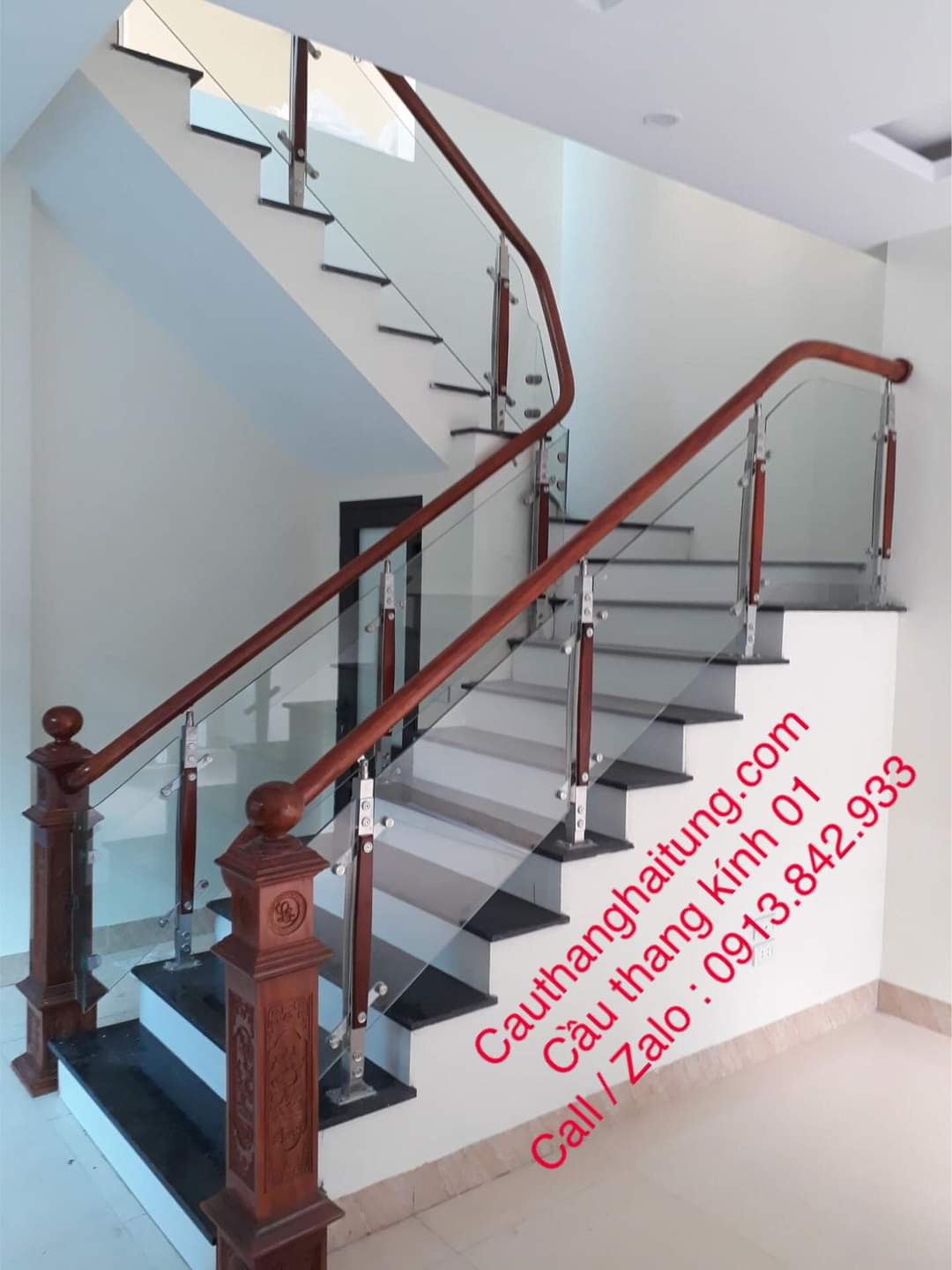 Cầu thang kính chân inox
