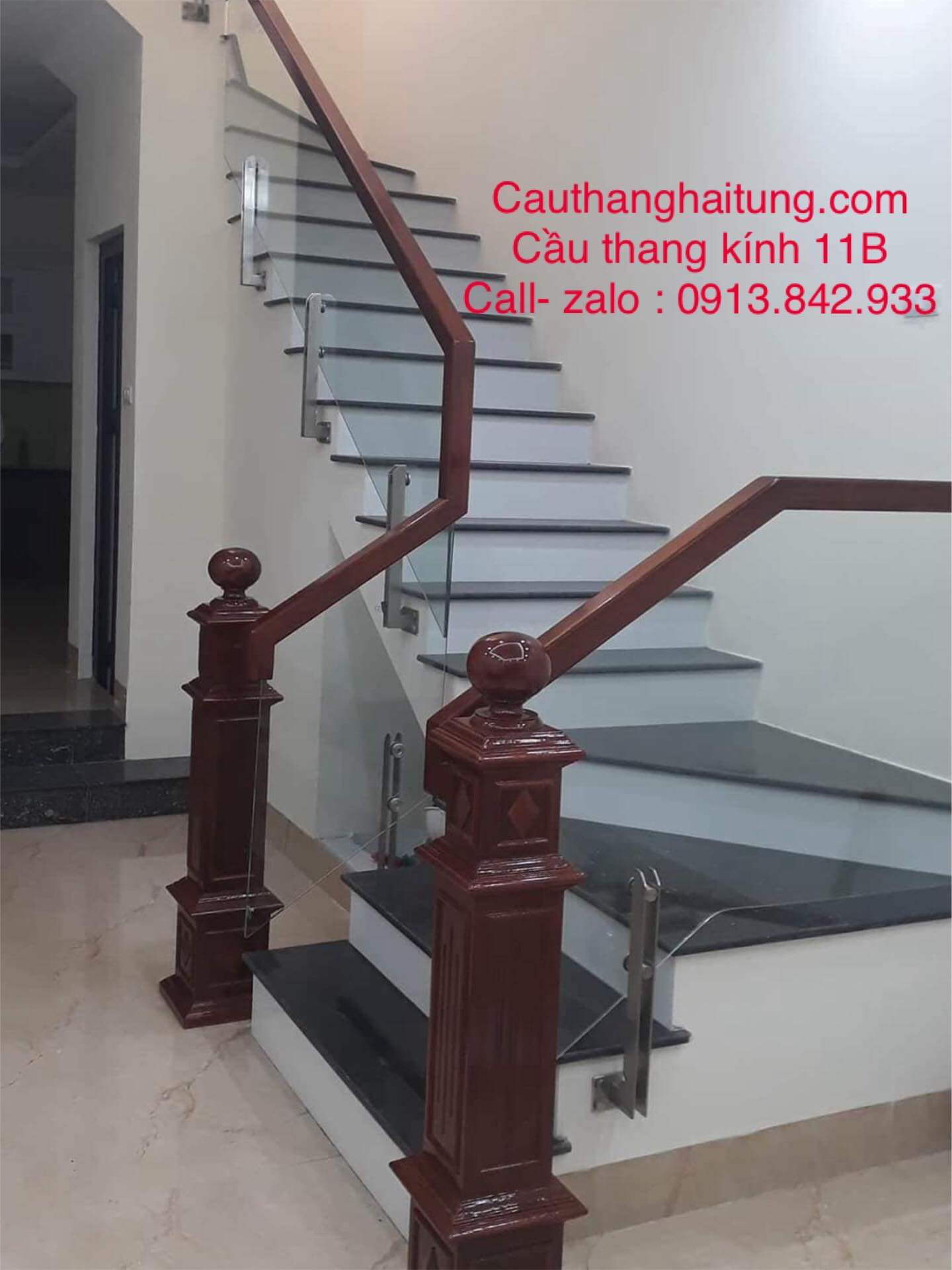 Cầu thang kính chân lửng