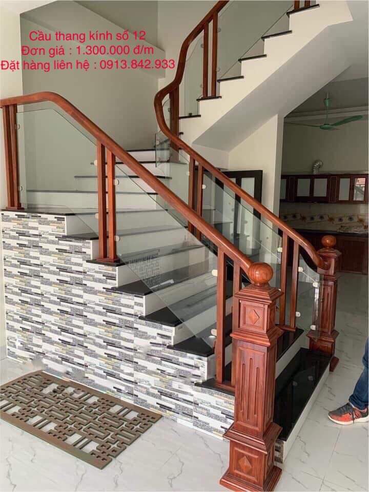 Cầu thang kính chân gỗ